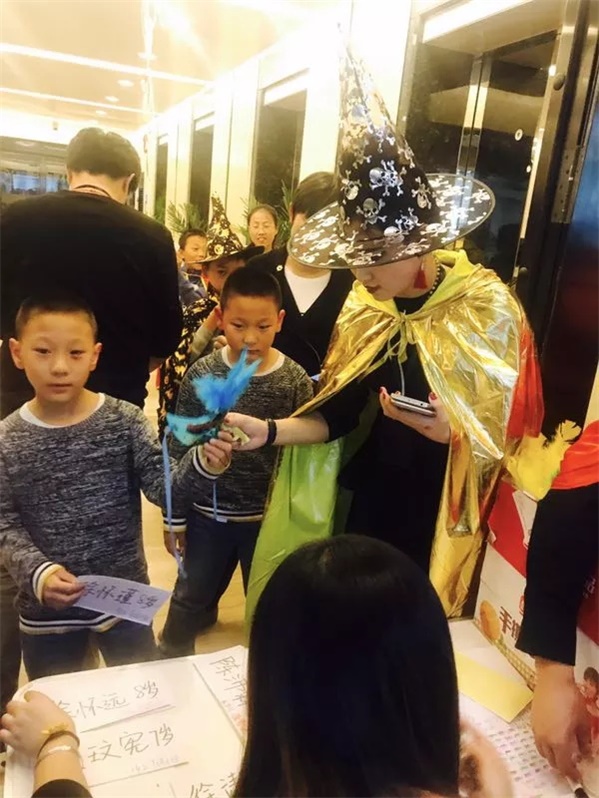 萬(wàn)圣狂歡，百鬼夜行！這群“搗蛋鬼”們?cè)谕掏栏鞯匦^(qū)玩的很happy！