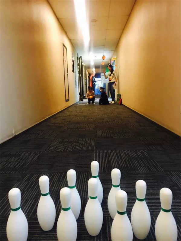 萬(wàn)圣狂歡，百鬼夜行！這群“搗蛋鬼”們?cè)谕掏栏鞯匦^(qū)玩的很happy！