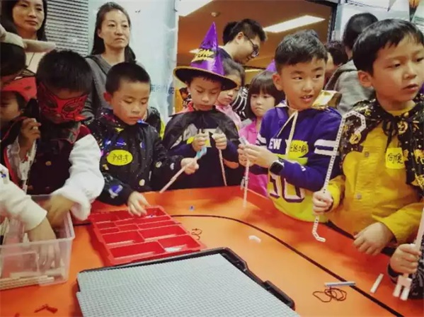 萬(wàn)圣狂歡，百鬼夜行！這群“搗蛋鬼”們?cè)谕掏栏鞯匦^(qū)玩的很happy！