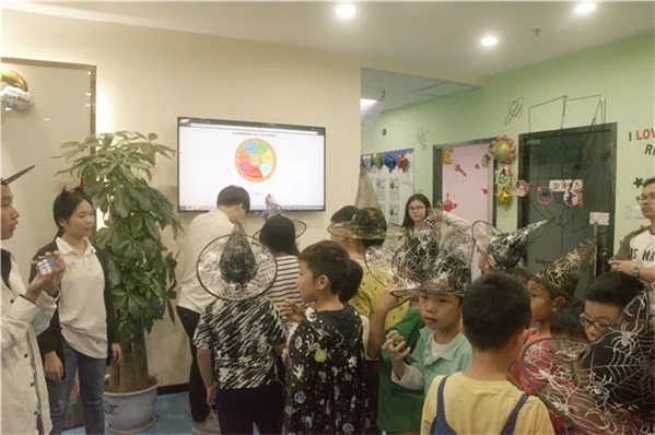 萬(wàn)圣狂歡，百鬼夜行！這群“搗蛋鬼”們?cè)谕掏栏鞯匦^(qū)玩的很happy！