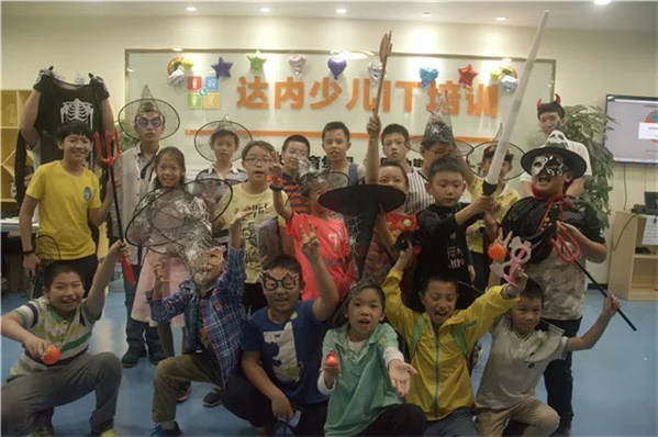 萬(wàn)圣狂歡，百鬼夜行！這群“搗蛋鬼”們?cè)谕掏栏鞯匦^(qū)玩的很happy！