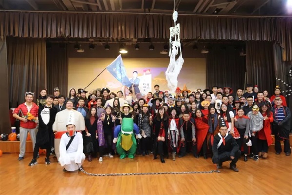 萬(wàn)圣狂歡，百鬼夜行！這群“搗蛋鬼”們?cè)谕掏栏鞯匦^(qū)玩的很happy！