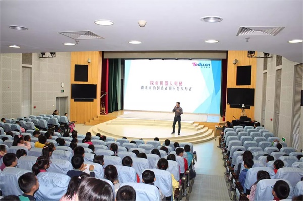 童程童美智能機(jī)器人編程課走進(jìn)北大附?。『屯瑢W(xué)們一起感受科技魅力！