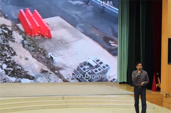 童程童美智能機(jī)器人編程課走進(jìn)北大附??！和同學(xué)們一起感受科技魅力！