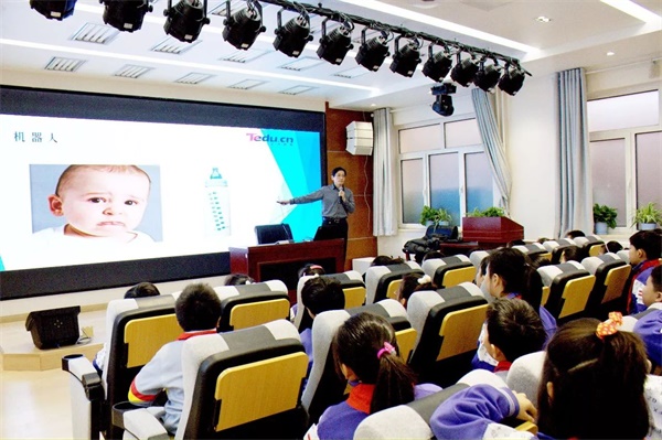 童程童美智能機(jī)器人編程講座再次走進(jìn)校園！帶領(lǐng)小朋友深度探索智能科技！