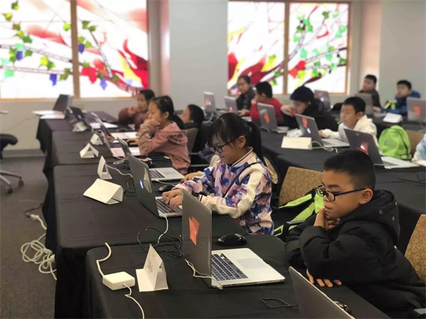 在世界頂級(jí)名校斯坦福大學(xué)學(xué)編程，讓孩子走在國(guó)際教育的前沿