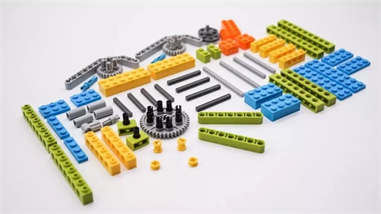 國(guó)內(nèi)首本原創(chuàng)積木書《愛上機(jī)器人 plus1》—— 探索機(jī)器人的奧秘