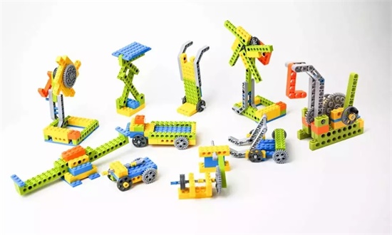 國(guó)內(nèi)首本原創(chuàng)積木書《愛上機(jī)器人 plus1》—— 探索機(jī)器人的奧秘