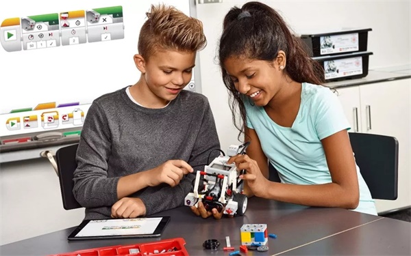 這個暑假，來童程童美，用無人機(jī)創(chuàng)作人生的第一部微電影吧！