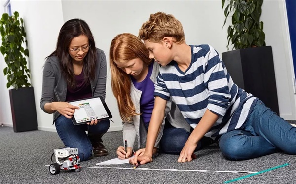 這個暑假，來童程童美，用無人機(jī)創(chuàng)作人生的第一部微電影吧！