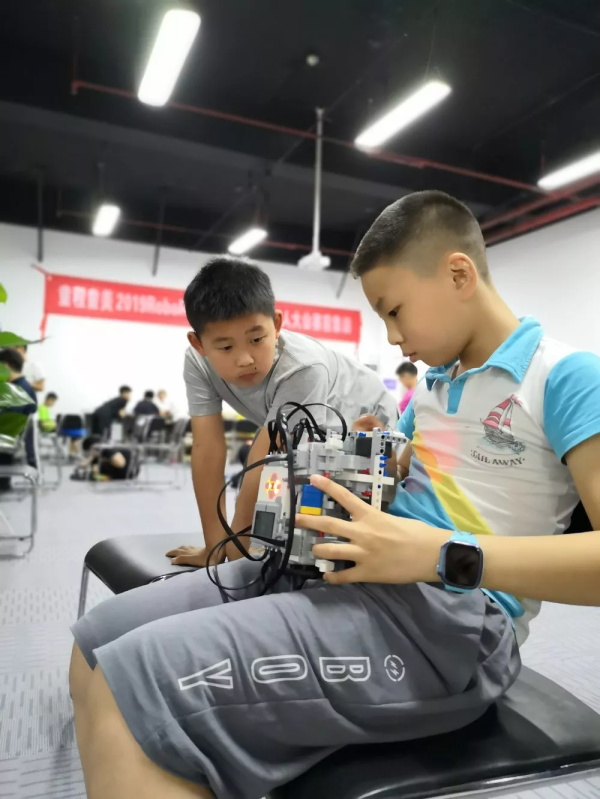 走向勝利，202顆明日之星云集童程童美RoboRAVE國(guó)際大賽暑期特訓(xùn)營(yíng)！