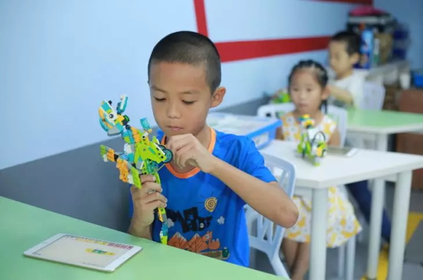 “媽媽?zhuān)矣X(jué)得編程比王者榮耀好玩多了！”