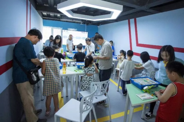 “媽媽?zhuān)矣X(jué)得編程比王者榮耀好玩多了！”