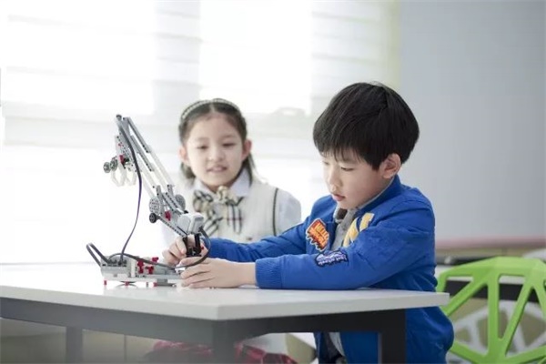 大咖開講 |《一堂機(jī)器人編程課能帶給孩子什么？》