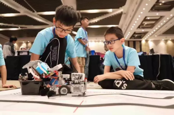 直通國際賽—Botball國際教育機器人大會中學組童程童美專場報名啟動！